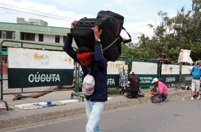 Colombia pide a Ecuador y Perú corredor humanitario para venezolanos - Mundo - ABC Color