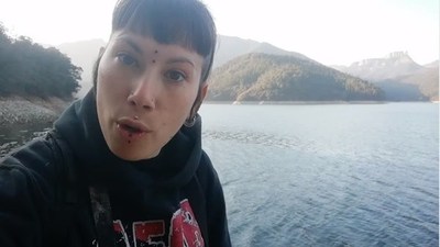 "La caña de pescar es un arma de matar": La vegana de las "gallinas violadas" arremete contra el especismo - ADN Paraguayo