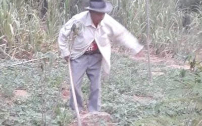 Abuelito de 90 años es el más guapo en una chacra