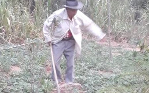 Abuelito de 90 años es el más guapo en una chacra
