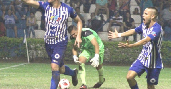 Sobre la hora, “12” derrotó a Iteño y recuperó la punta
