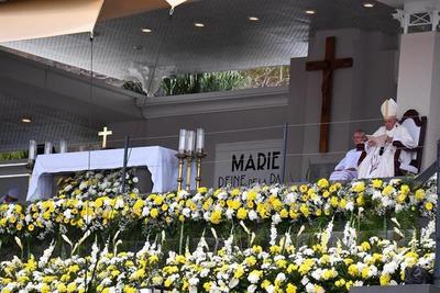 El papa pide poner a los jóvenes al centro de la sociedad en misa en Mauricio | .::Agencia IP::.