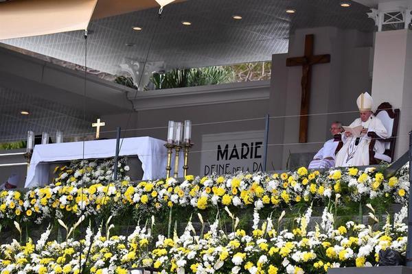 El papa pide poner a los jóvenes al centro de la sociedad en misa en Mauricio | .::Agencia IP::.