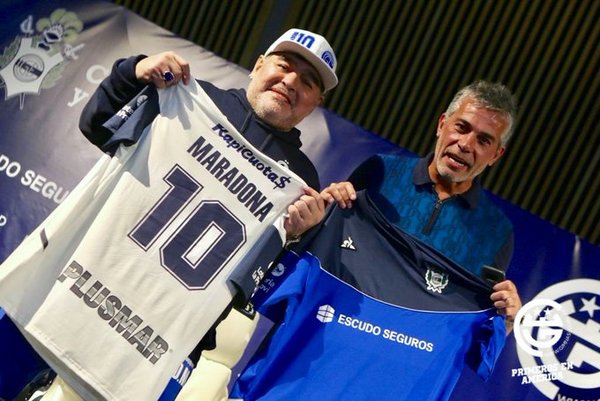 Entre lágrimas y gritos Diego Maradona vuelve al fútbol argentino » Ñanduti