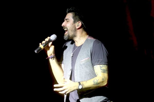 El artista Alex Ubago volvió a enamorar al público paraguayo