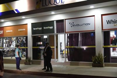 Delincuentes rompen puerta de vidrio de cooperativa en Luque - Nacionales - ABC Color