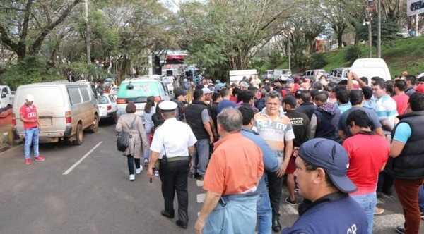 HOY / Paseros de CDE piden afloje de controles de la Marina