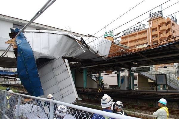 Un tifón golpea a Tokio y provoca enormes disturbios en el transporte | .::Agencia IP::.