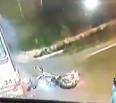 Pareja casi muere tras chocar contra un bus - Paraguay.com