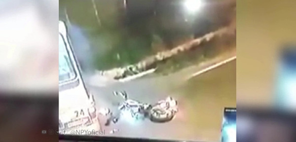 Pareja casi muere tras chocar contra un bus | Noticias Paraguay