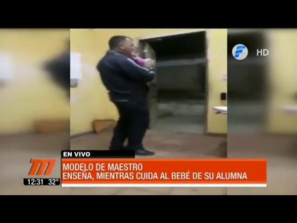 UN PROFESOR CUIDA AL BEBÉ DE SU ALUMNA MIENTRAS DA CLASES