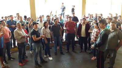 Paseros cierran paso en Ciudad del Este y exigen cambio de funcionarios de Aduanas corruptos - Nacionales - ABC Color
