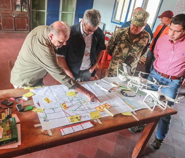 Mario Abdo visita el Chaco y verifica zona de nuevos incendios forestales