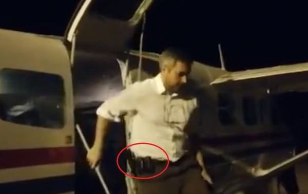 Abdo Benítez desciende avión con un arma en la cintura