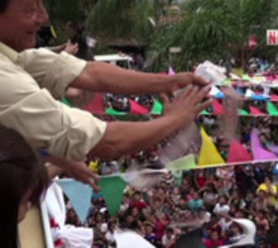 Lluvia de billetes en Guarambaré - Paraguay.com