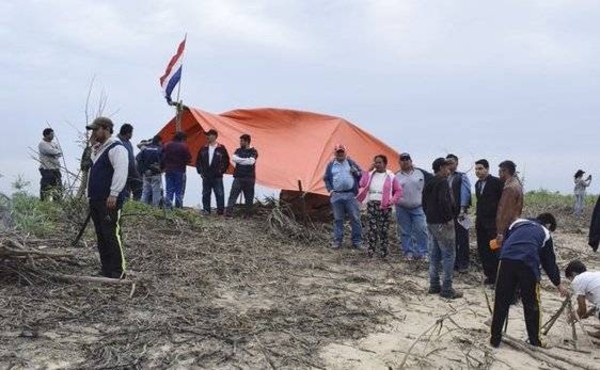 HOY / Isla invadida por pescadores: exigen millonaria indemnización y niegan boicot