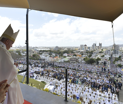 El Papa Francisco instó poner a los jóvenes en el centro de la sociedad.
