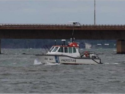 Cayeron de bote inflable: él nadó a tierra firme y ella flotó hasta Posadas