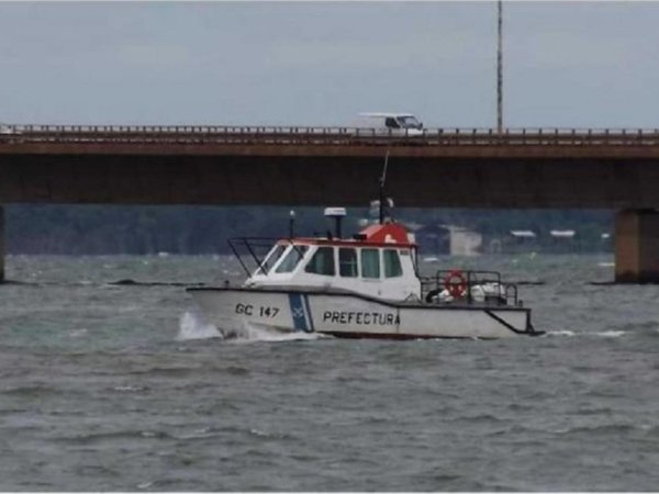 Cayeron de bote inflable: él nadó a tierra firme y ella flotó hasta Posadas