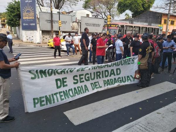 Agentes penitenciarios exigen aumento salarial y mejores condiciones laborales