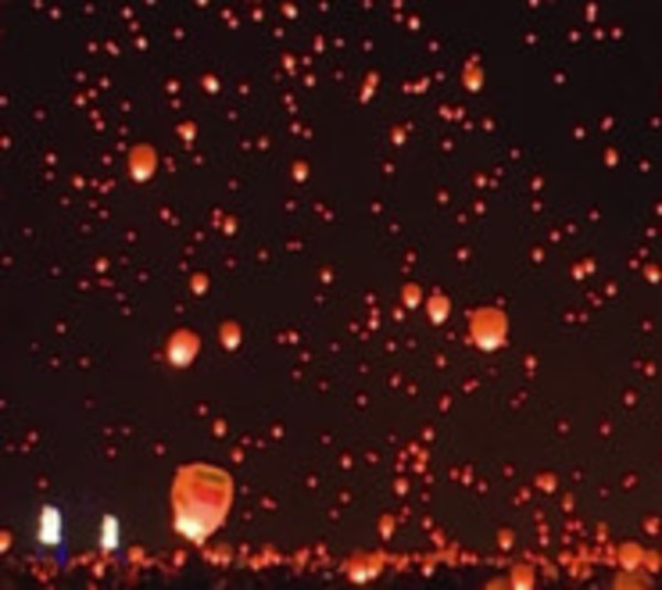 Miles de faroles chinos iluminan el cielo - Paraguay.com