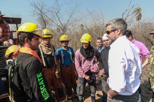 Mandatario coordina tareas que buscan extinguir focos de incendios en el Chaco paraguayo