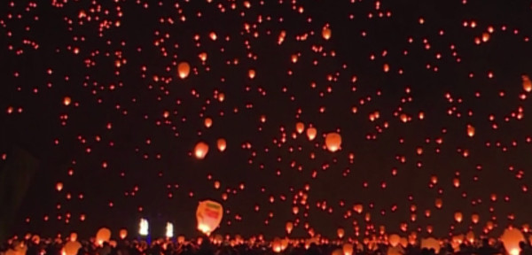 Cielo de Filadelfia se ilumina con faroles chinos