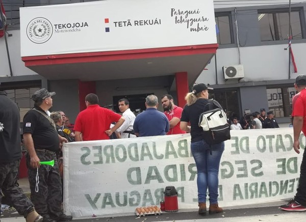 Guardiacárceles emplazan al Gobierno