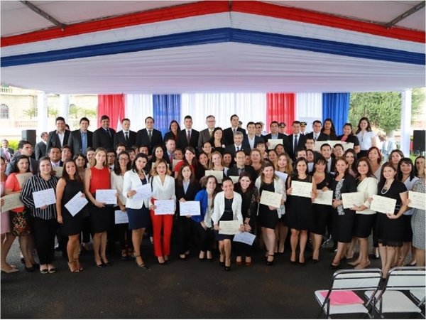 Estudiaron en las mejores universidades, pero no pueden enseñar en la UNA