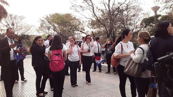 Funcionarios judiciales continuarán con protestas mañana martes - Nacionales - ABC Color