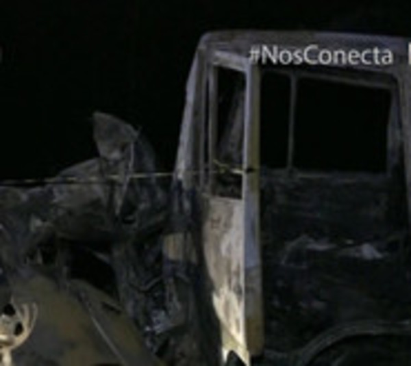 Joven impacta su automóvil contra camión y muere calcinado - Paraguay.com