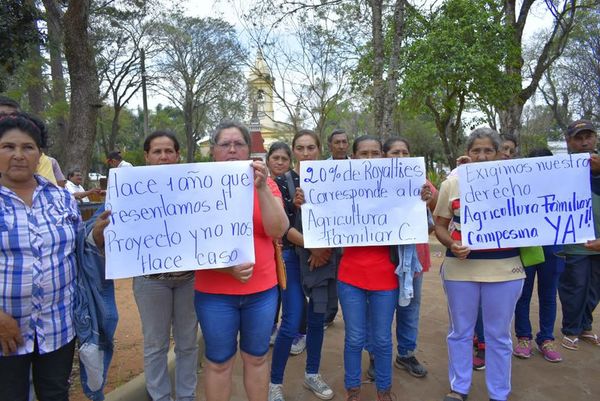 Productores se manifiestan contra gobernador de Guairá - Nacionales - ABC Color