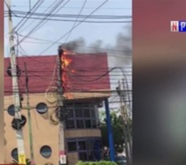 Fuertes vientos provocan incendio en sistema de la ANDE - Paraguay.com