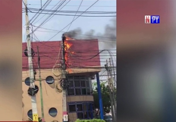 Fuertes vientos provocan incendio en sistema de la ANDE | Noticias Paraguay