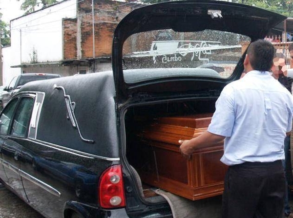 HOY / Pelean por "encajonar" a un muerto: guerra entre funerarias acaba con auto destrozado