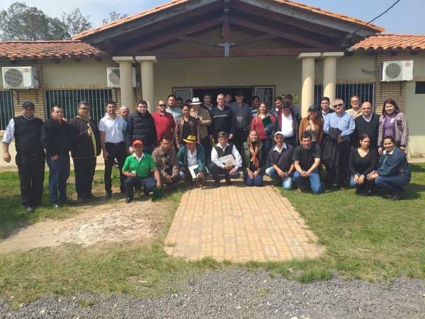 PISCICULTORES DEL DEPARTAMENTO DE ITAPÚA PRESENTES EN MESA NACIONAL DE ACUICULTURA