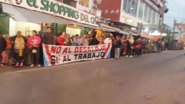 No saldrán de sus puestos hasta que no cuenten con un sitio comercial donde puedan ser reubicados