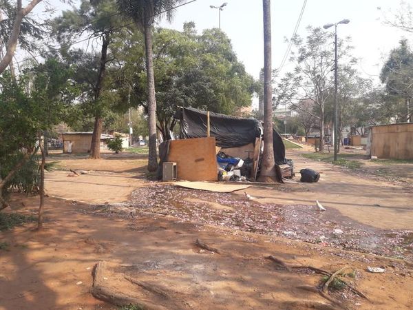 Damnificados: A pesar de no haber oficialización sobre descenso del río, hay desocupación masiva de plazas, dicen - Periodísticamente - ABC Color