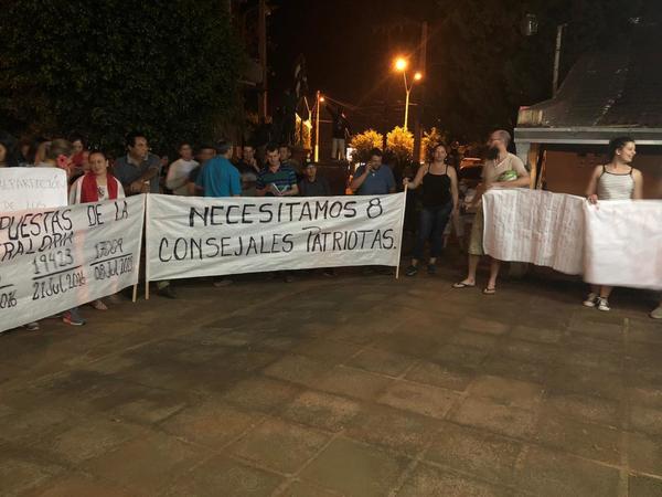 AHORA: MANIFESTACIÓN EN MIRANDA CONTRA EL PALACETE MUNICIPAL