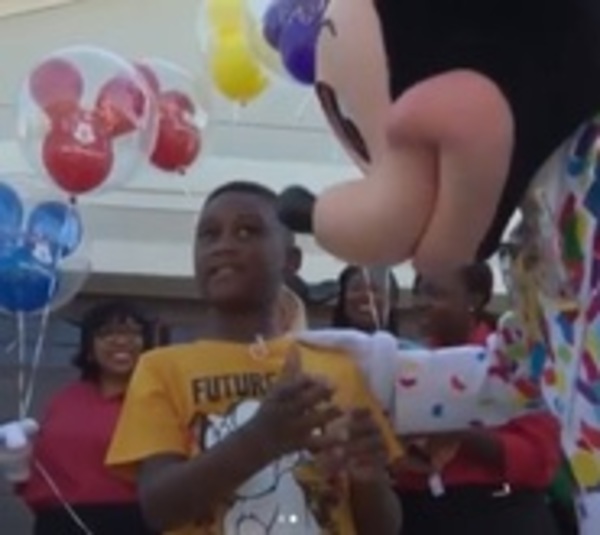 Disney sorprende a niño que donó sus ahorros a víctimas de huracán - Paraguay.com