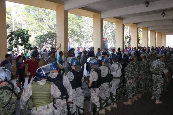 La aduana acordó con los paseros pero sigue tensión