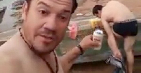Omano ahogado por ¡un pack de cerveza!