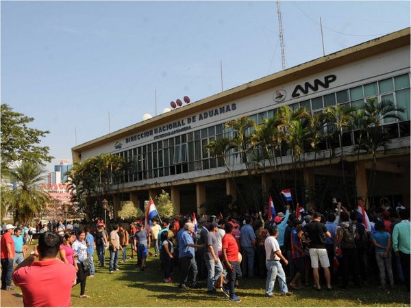 Tras acuerdo, paseros tomaron por asalto   depósito aduanero de CDE
