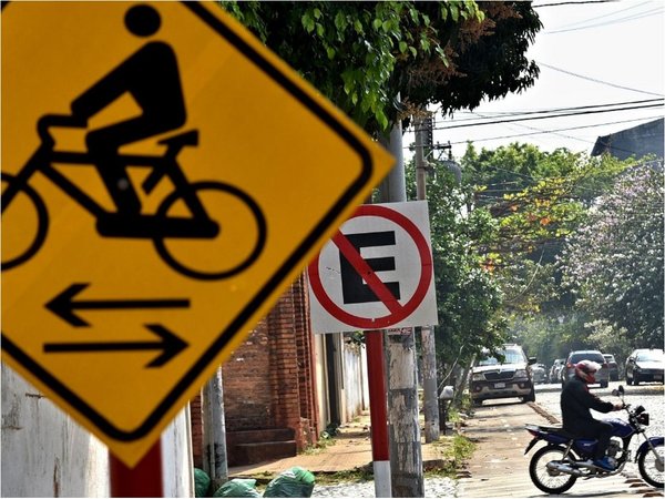 Tras anomalías y cambios, colocan señalización definitiva en bicisenda