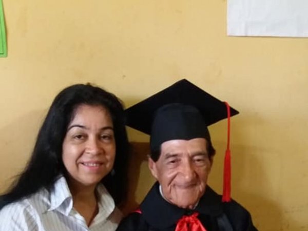 A sus 85 años se recibió de docente