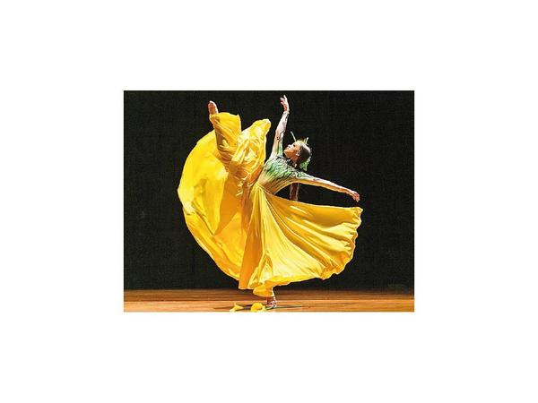 Danza expone la belleza de las flores