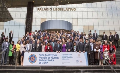 HOY / Democracia y parlamentos deben estar al servicio de sus sociedades
