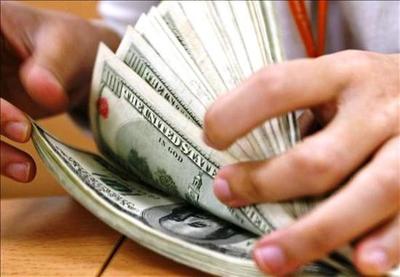 La desconfianza apura la retirada de dólares de los bancos en Argentina | .::Agencia IP::.