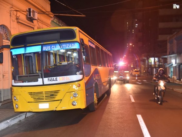 Colectivo chocó a motociclistas porque el semáforo no funcionaba