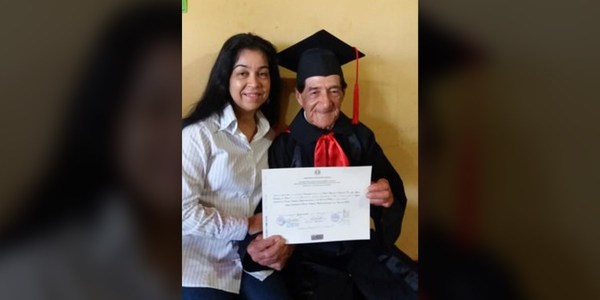 A SUS 85 AÑOS SE RECIBIÓ DE DOCENTE